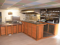 Toog met ingebouwde inox spoelbak met 3 tapkranen en bierkoeler afm. 230x60x115, achtertoog met ingebouwde koelkast 3 deuren achterwand met spiegel en glazen leggers, toog met rood kunststof snijblad afm. 190x70 (zelf demonteren) - afbeelding 1 van  23