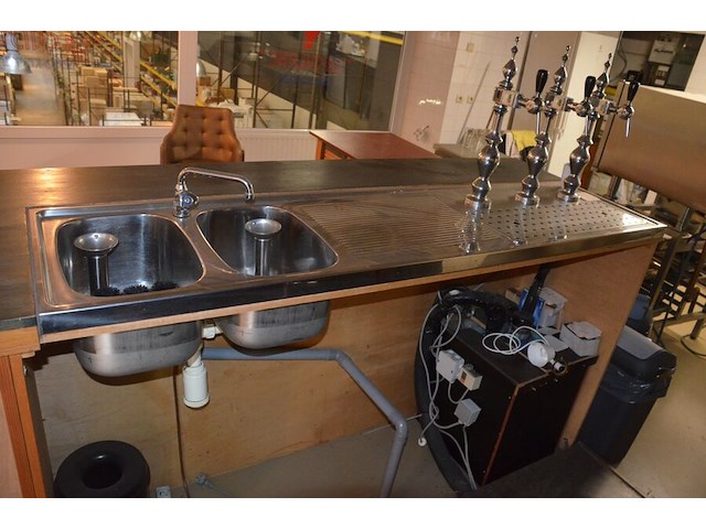 Toog met ingebouwde inox spoelbak met 3 tapkranen en bierkoeler afm. 230x60x115, achtertoog met ingebouwde koelkast 3 deuren achterwand met spiegel en glazen leggers, toog met rood kunststof snijblad afm. 190x70 (zelf demonteren) - afbeelding 14 van  23