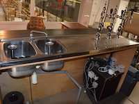 Toog met ingebouwde inox spoelbak met 3 tapkranen en bierkoeler afm. 230x60x115, achtertoog met ingebouwde koelkast 3 deuren achterwand met spiegel en glazen leggers, toog met rood kunststof snijblad afm. 190x70 (zelf demonteren) - afbeelding 14 van  23