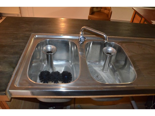 Toog met ingebouwde inox spoelbak met 3 tapkranen en bierkoeler afm. 230x60x115, achtertoog met ingebouwde koelkast 3 deuren achterwand met spiegel en glazen leggers, toog met rood kunststof snijblad afm. 190x70 (zelf demonteren) - afbeelding 15 van  23