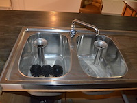 Toog met ingebouwde inox spoelbak met 3 tapkranen en bierkoeler afm. 230x60x115, achtertoog met ingebouwde koelkast 3 deuren achterwand met spiegel en glazen leggers, toog met rood kunststof snijblad afm. 190x70 (zelf demonteren) - afbeelding 15 van  23