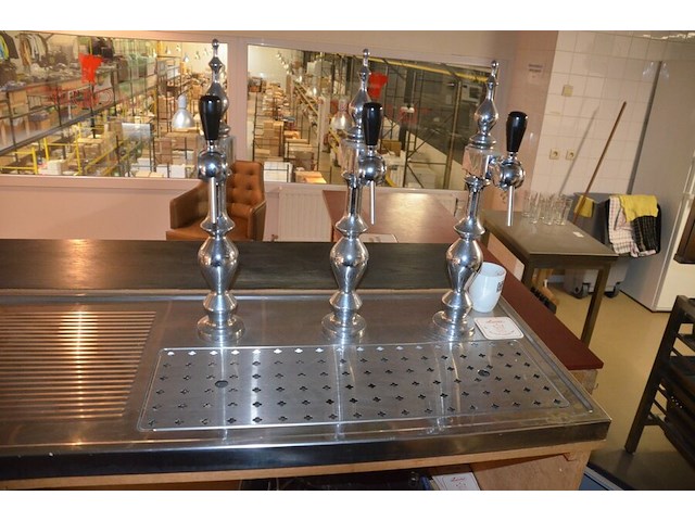 Toog met ingebouwde inox spoelbak met 3 tapkranen en bierkoeler afm. 230x60x115, achtertoog met ingebouwde koelkast 3 deuren achterwand met spiegel en glazen leggers, toog met rood kunststof snijblad afm. 190x70 (zelf demonteren) - afbeelding 16 van  23