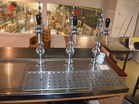 Toog met ingebouwde inox spoelbak met 3 tapkranen en bierkoeler afm. 230x60x115, achtertoog met ingebouwde koelkast 3 deuren achterwand met spiegel en glazen leggers, toog met rood kunststof snijblad afm. 190x70 (zelf demonteren) - afbeelding 16 van  23