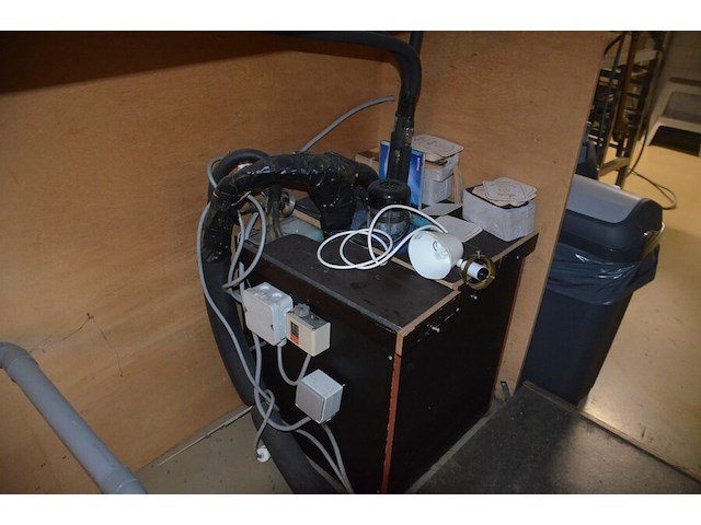 Toog met ingebouwde inox spoelbak met 3 tapkranen en bierkoeler afm. 230x60x115, achtertoog met ingebouwde koelkast 3 deuren achterwand met spiegel en glazen leggers, toog met rood kunststof snijblad afm. 190x70 (zelf demonteren) - afbeelding 12 van  23