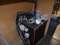 Toog met ingebouwde inox spoelbak met 3 tapkranen en bierkoeler afm. 230x60x115, achtertoog met ingebouwde koelkast 3 deuren achterwand met spiegel en glazen leggers, toog met rood kunststof snijblad afm. 190x70 (zelf demonteren) - afbeelding 12 van  23