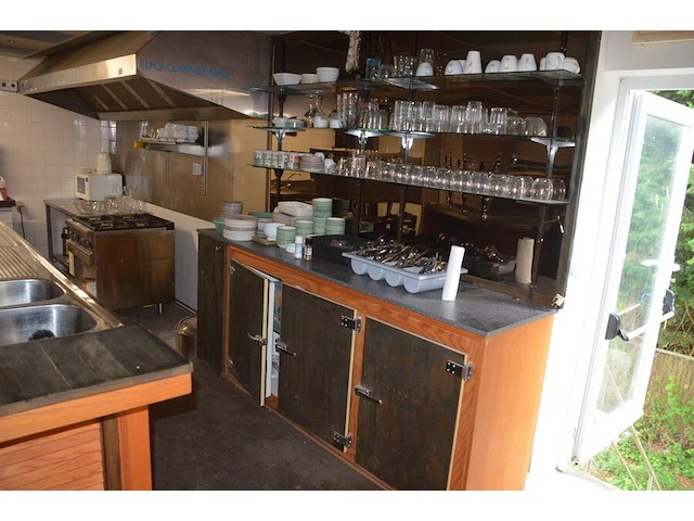 Toog met ingebouwde inox spoelbak met 3 tapkranen en bierkoeler afm. 230x60x115, achtertoog met ingebouwde koelkast 3 deuren achterwand met spiegel en glazen leggers, toog met rood kunststof snijblad afm. 190x70 (zelf demonteren) - afbeelding 17 van  23