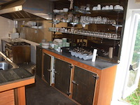 Toog met ingebouwde inox spoelbak met 3 tapkranen en bierkoeler afm. 230x60x115, achtertoog met ingebouwde koelkast 3 deuren achterwand met spiegel en glazen leggers, toog met rood kunststof snijblad afm. 190x70 (zelf demonteren) - afbeelding 17 van  23