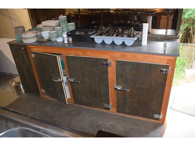 Toog met ingebouwde inox spoelbak met 3 tapkranen en bierkoeler afm. 230x60x115, achtertoog met ingebouwde koelkast 3 deuren achterwand met spiegel en glazen leggers, toog met rood kunststof snijblad afm. 190x70 (zelf demonteren) - afbeelding 18 van  23