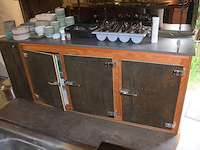 Toog met ingebouwde inox spoelbak met 3 tapkranen en bierkoeler afm. 230x60x115, achtertoog met ingebouwde koelkast 3 deuren achterwand met spiegel en glazen leggers, toog met rood kunststof snijblad afm. 190x70 (zelf demonteren) - afbeelding 18 van  23