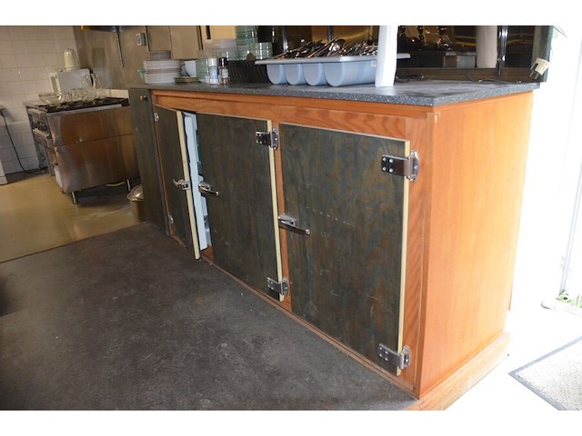 Toog met ingebouwde inox spoelbak met 3 tapkranen en bierkoeler afm. 230x60x115, achtertoog met ingebouwde koelkast 3 deuren achterwand met spiegel en glazen leggers, toog met rood kunststof snijblad afm. 190x70 (zelf demonteren) - afbeelding 19 van  23