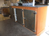 Toog met ingebouwde inox spoelbak met 3 tapkranen en bierkoeler afm. 230x60x115, achtertoog met ingebouwde koelkast 3 deuren achterwand met spiegel en glazen leggers, toog met rood kunststof snijblad afm. 190x70 (zelf demonteren) - afbeelding 19 van  23