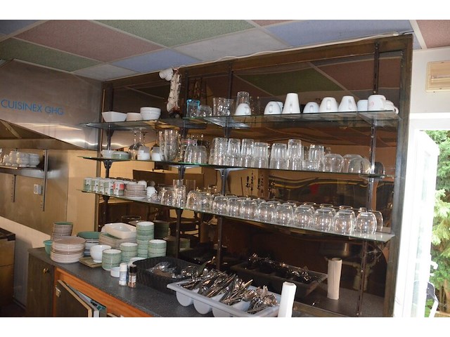 Toog met ingebouwde inox spoelbak met 3 tapkranen en bierkoeler afm. 230x60x115, achtertoog met ingebouwde koelkast 3 deuren achterwand met spiegel en glazen leggers, toog met rood kunststof snijblad afm. 190x70 (zelf demonteren) - afbeelding 20 van  23