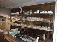 Toog met ingebouwde inox spoelbak met 3 tapkranen en bierkoeler afm. 230x60x115, achtertoog met ingebouwde koelkast 3 deuren achterwand met spiegel en glazen leggers, toog met rood kunststof snijblad afm. 190x70 (zelf demonteren) - afbeelding 20 van  23