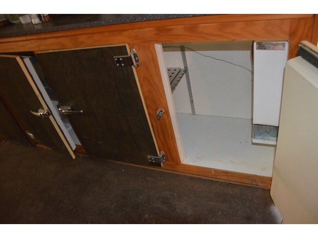 Toog met ingebouwde inox spoelbak met 3 tapkranen en bierkoeler afm. 230x60x115, achtertoog met ingebouwde koelkast 3 deuren achterwand met spiegel en glazen leggers, toog met rood kunststof snijblad afm. 190x70 (zelf demonteren) - afbeelding 21 van  23
