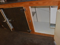 Toog met ingebouwde inox spoelbak met 3 tapkranen en bierkoeler afm. 230x60x115, achtertoog met ingebouwde koelkast 3 deuren achterwand met spiegel en glazen leggers, toog met rood kunststof snijblad afm. 190x70 (zelf demonteren) - afbeelding 21 van  23