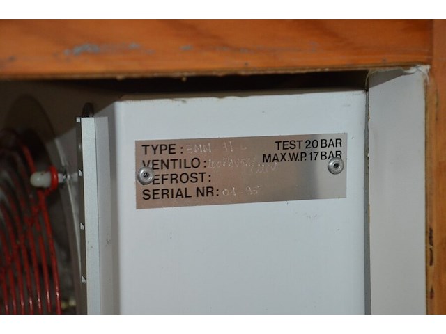 Toog met ingebouwde inox spoelbak met 3 tapkranen en bierkoeler afm. 230x60x115, achtertoog met ingebouwde koelkast 3 deuren achterwand met spiegel en glazen leggers, toog met rood kunststof snijblad afm. 190x70 (zelf demonteren) - afbeelding 22 van  23