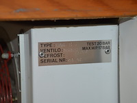 Toog met ingebouwde inox spoelbak met 3 tapkranen en bierkoeler afm. 230x60x115, achtertoog met ingebouwde koelkast 3 deuren achterwand met spiegel en glazen leggers, toog met rood kunststof snijblad afm. 190x70 (zelf demonteren) - afbeelding 22 van  23