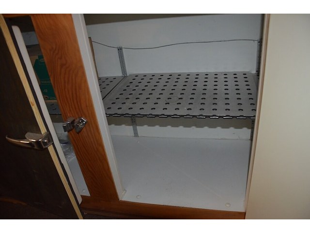 Toog met ingebouwde inox spoelbak met 3 tapkranen en bierkoeler afm. 230x60x115, achtertoog met ingebouwde koelkast 3 deuren achterwand met spiegel en glazen leggers, toog met rood kunststof snijblad afm. 190x70 (zelf demonteren) - afbeelding 23 van  23