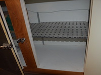 Toog met ingebouwde inox spoelbak met 3 tapkranen en bierkoeler afm. 230x60x115, achtertoog met ingebouwde koelkast 3 deuren achterwand met spiegel en glazen leggers, toog met rood kunststof snijblad afm. 190x70 (zelf demonteren) - afbeelding 23 van  23