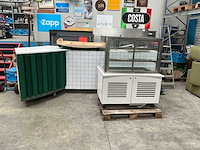 Toonbank met gebaksvitrine, witte tegelafwerking en speelse stootkussens - afbeelding 1 van  8