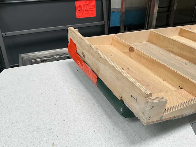 Toonbank met gebaksvitrine, witte tegelafwerking en speelse stootkussens - afbeelding 3 van  8
