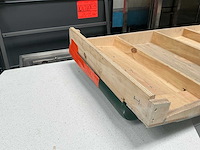 Toonbank met gebaksvitrine, witte tegelafwerking en speelse stootkussens - afbeelding 3 van  8