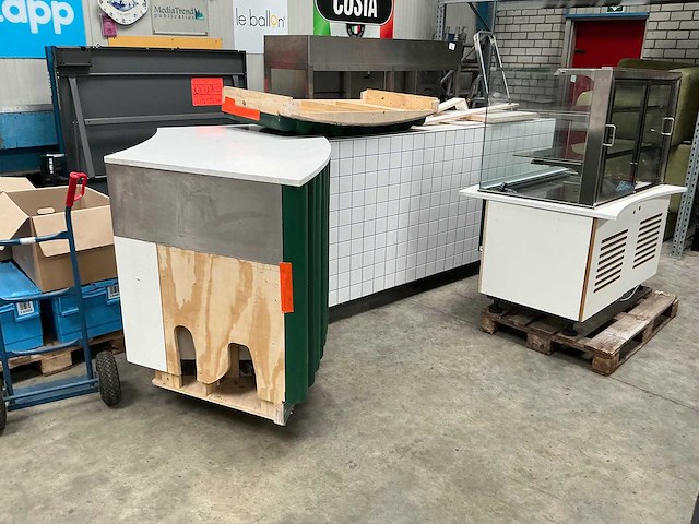 Toonbank met gebaksvitrine, witte tegelafwerking en speelse stootkussens - afbeelding 4 van  8