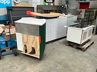 Toonbank met gebaksvitrine, witte tegelafwerking en speelse stootkussens - afbeelding 4 van  8