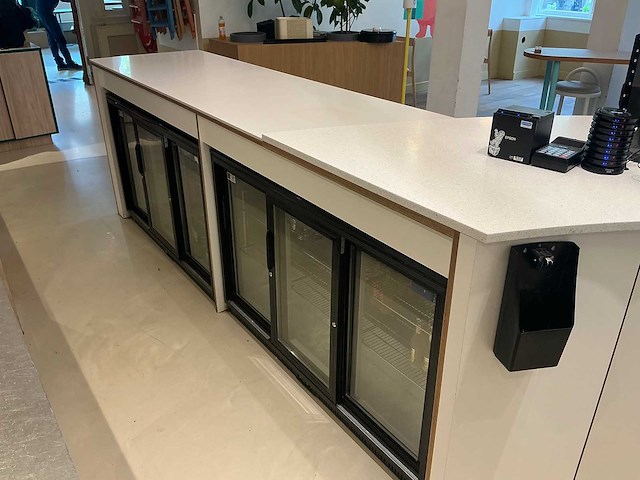 Toonbank met gebaksvitrine, witte tegelafwerking en speelse stootkussens - afbeelding 6 van  8