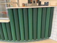 Toonbank met gebaksvitrine, witte tegelafwerking en speelse stootkussens - afbeelding 8 van  8