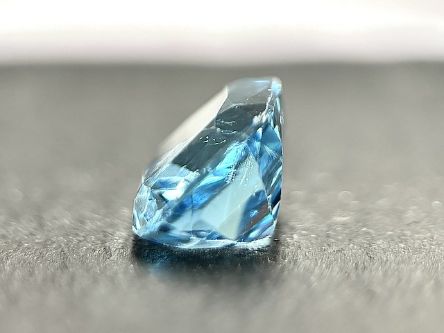 Topaas - 9.67 carat blauwe topaas - afbeelding 2 van  5
