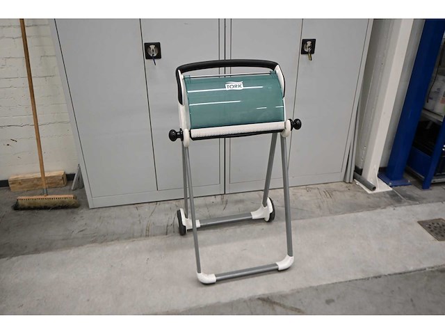 Tork essity papierrol dispenser - afbeelding 1 van  3