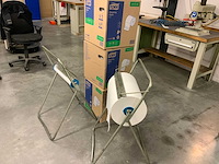 Tork papierrol houder en papier - afbeelding 1 van  2