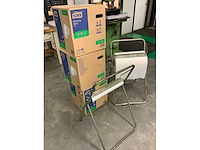 Tork papierrol houder en papier - afbeelding 2 van  2