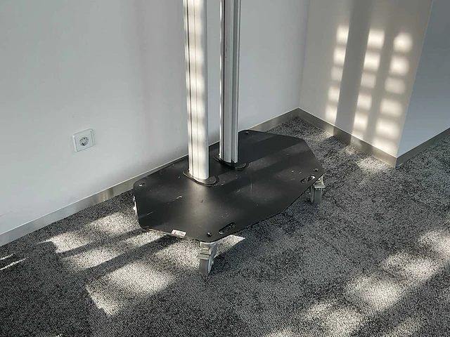 Toshiba 42hl833g 42” televisie op verrijdbaar statief - afbeelding 1 van  3