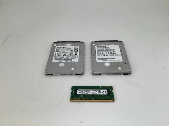 Toshiba 500gb sata harde schijf (2x) plus 4gb ddr3 laptop geheugen (1x) computeronderdeel (3x) - afbeelding 1 van  3