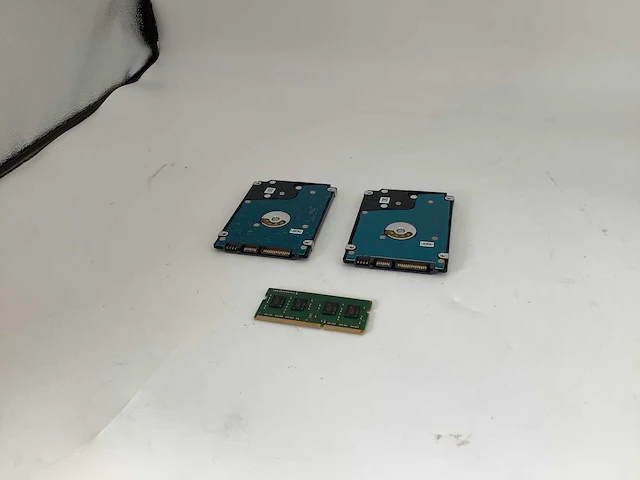 Toshiba 500gb sata harde schijf (2x) plus 4gb ddr3 laptop geheugen (1x) computeronderdeel (3x) - afbeelding 3 van  3