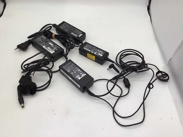 Toshiba delta laptop voedingen computeronderdeel (4x) - afbeelding 2 van  5
