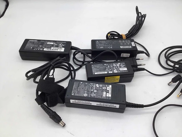 Toshiba delta laptop voedingen computeronderdeel (4x) - afbeelding 3 van  5