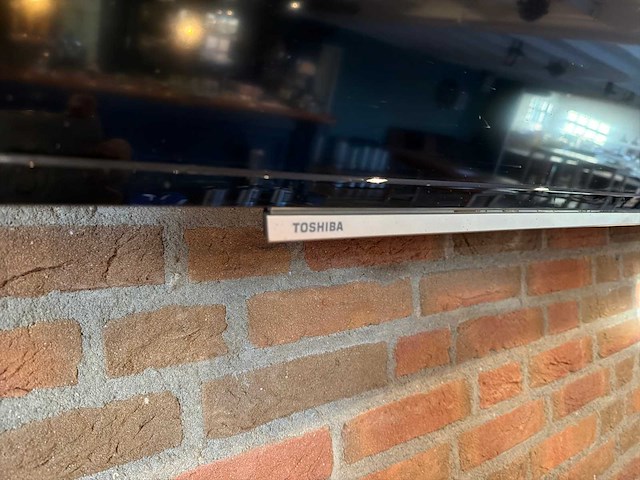 Toshiba lcd colour televisie met muurbeugel - afbeelding 2 van  6