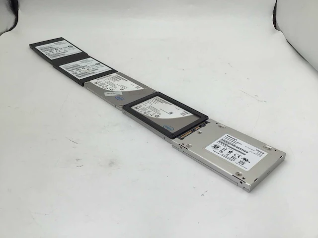 Toshiba sandisk intel 256gb (1x) - 80gb (1x) - 40gb (1x) - 16gb (2x) sata ssd interne hardeschijf (5x) - afbeelding 1 van  5
