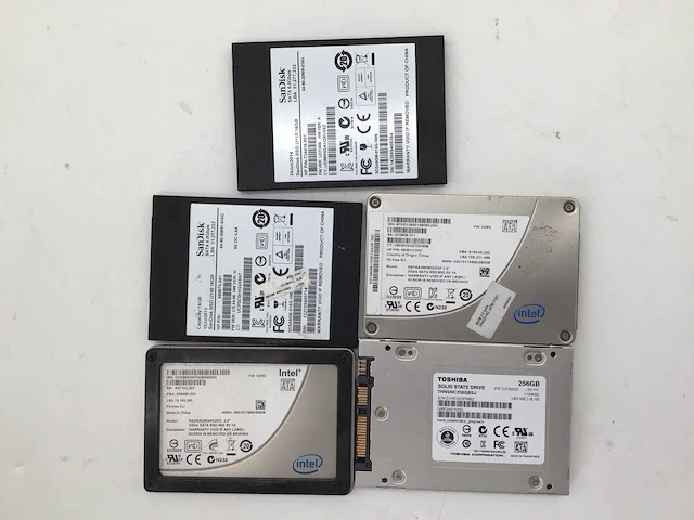Toshiba sandisk intel 256gb (1x) - 80gb (1x) - 40gb (1x) - 16gb (2x) sata ssd interne hardeschijf (5x) - afbeelding 4 van  5