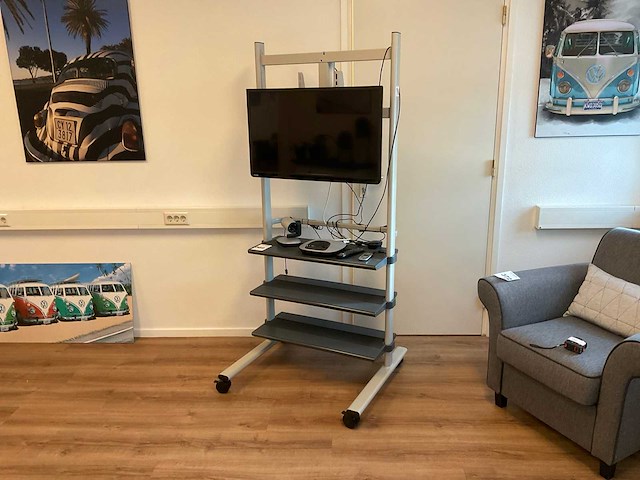 Toshiba tv op verrijdbare standaard - afbeelding 1 van  5