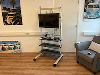 Toshiba tv op verrijdbare standaard - afbeelding 1 van  5