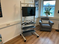 Toshiba tv op verrijdbare standaard - afbeelding 2 van  5