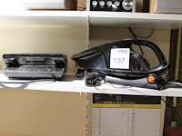 Tosti-ijzer en handstofzuiger. - afbeelding 1 van  2