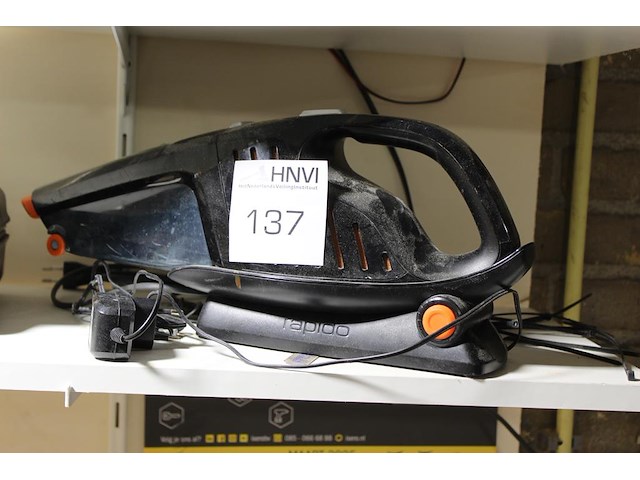 Tosti-ijzer en handstofzuiger. - afbeelding 2 van  2