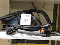 Tosti-ijzer en handstofzuiger. - afbeelding 2 van  2