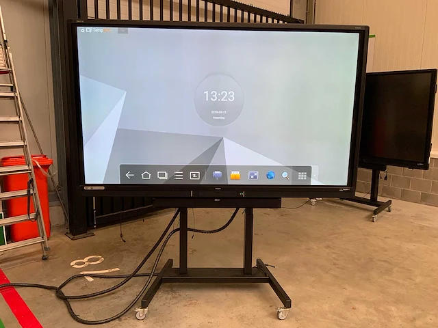Touch pro - 86" (ots-uhd86v1t1) 4k uhd interactief touchscreen on rolling stand - afbeelding 1 van  5