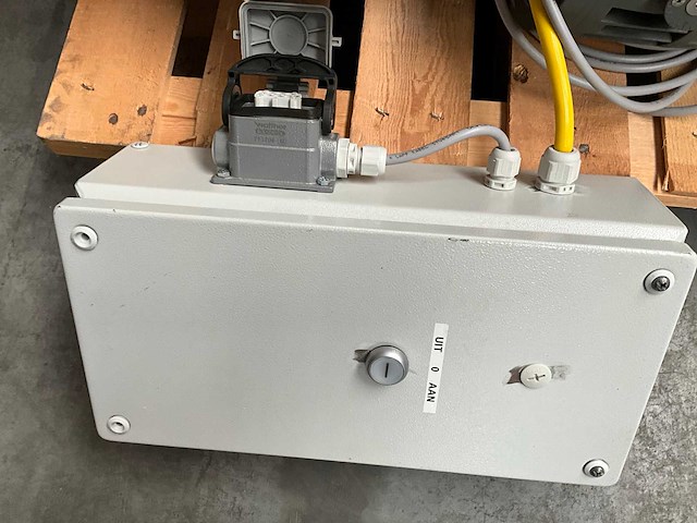 Touchscreen pc, titrator, lamp en kast - afbeelding 4 van  15